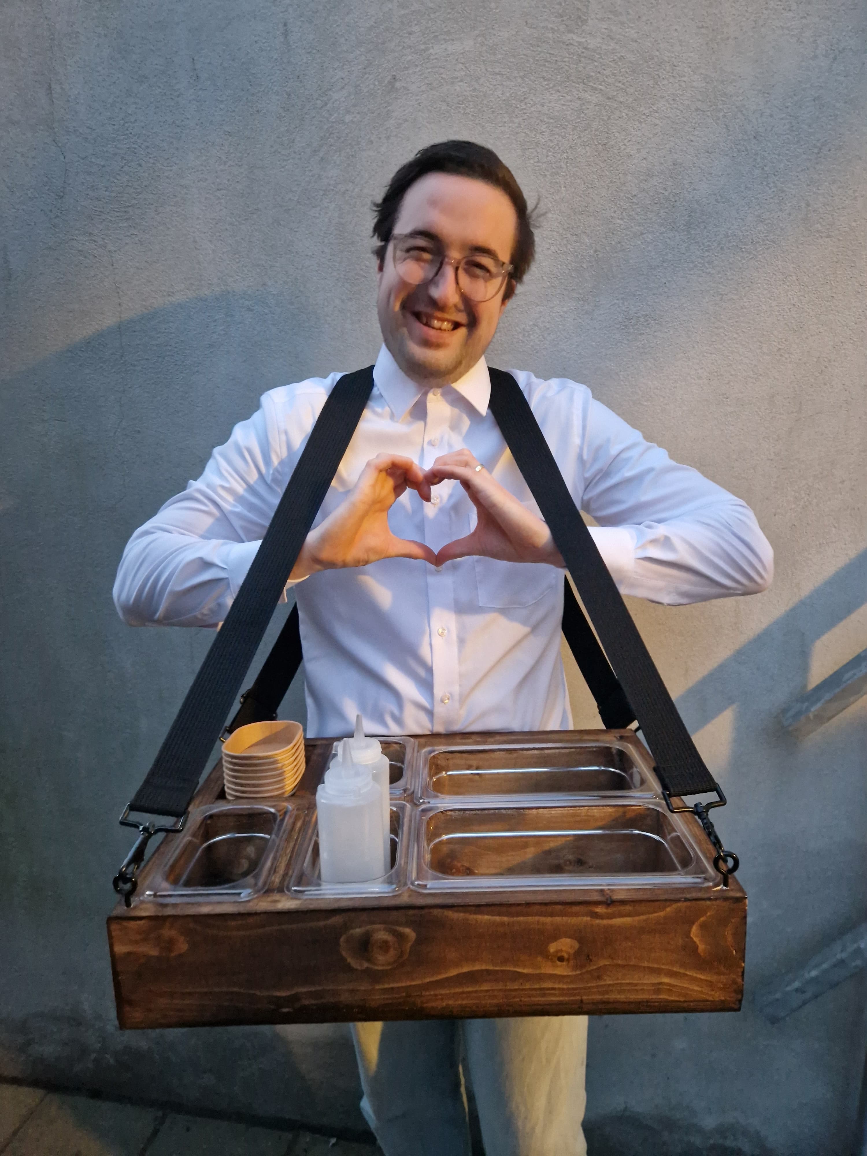 Gijs maakt een live burrata-bowl voor een gast