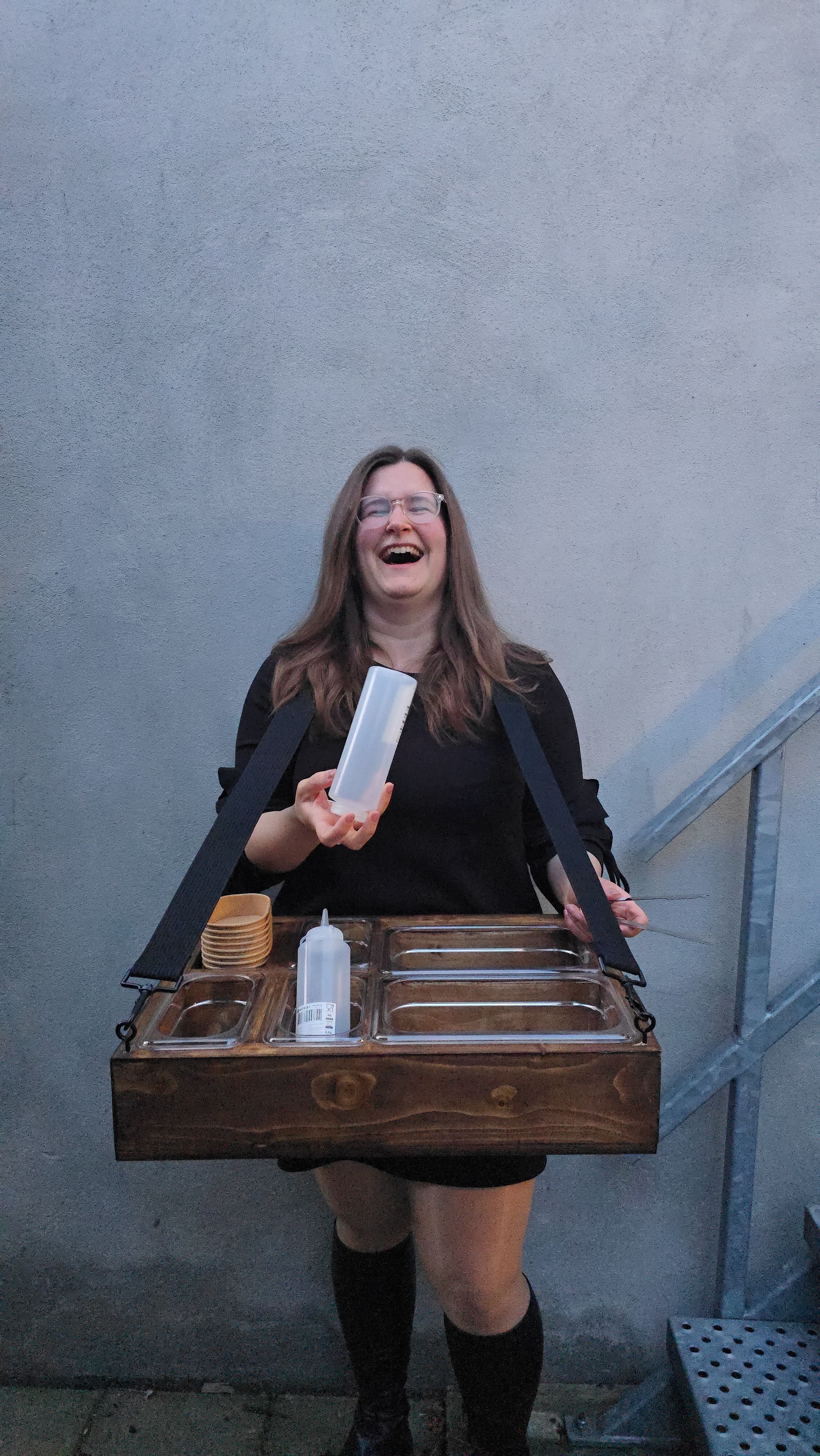 Charlotte maakt live tiramisu voor een gast