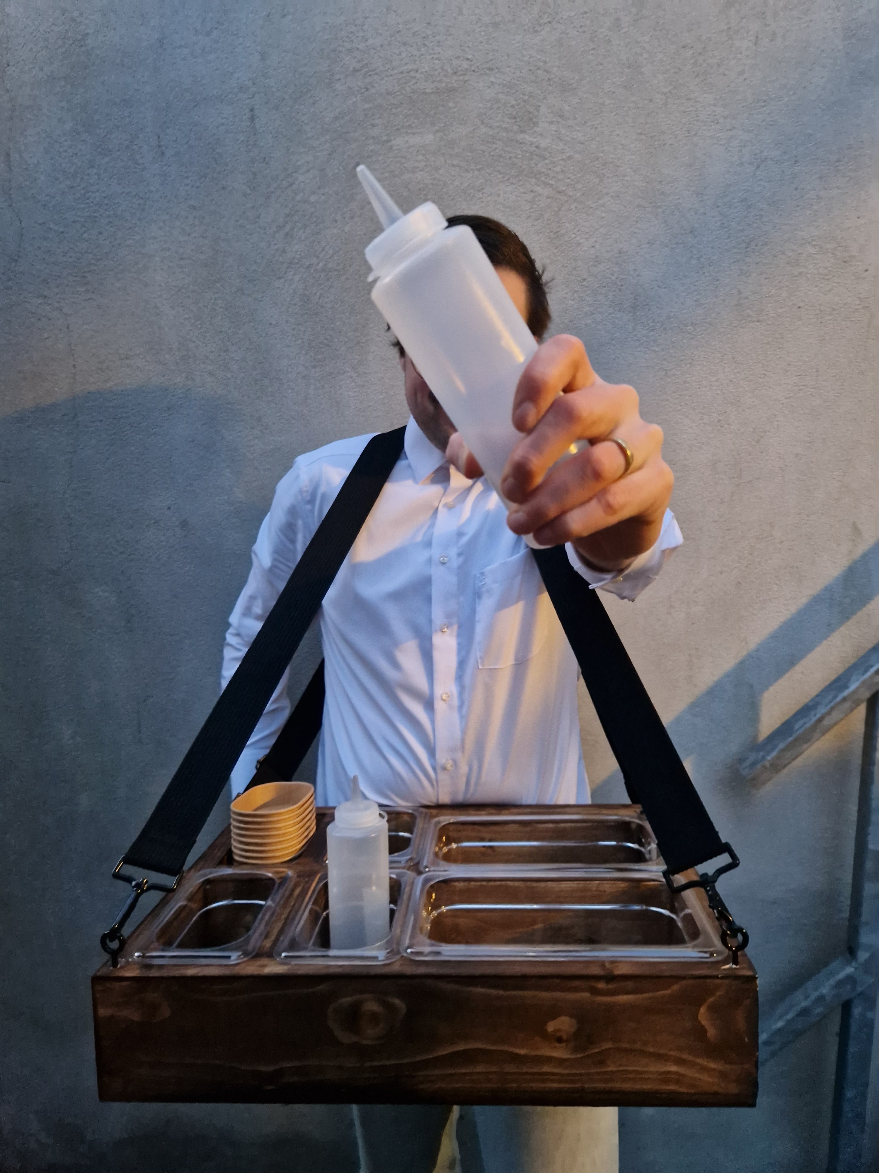 Gijs met het hangende dienblad om de nek, klaar om een portie af te maken