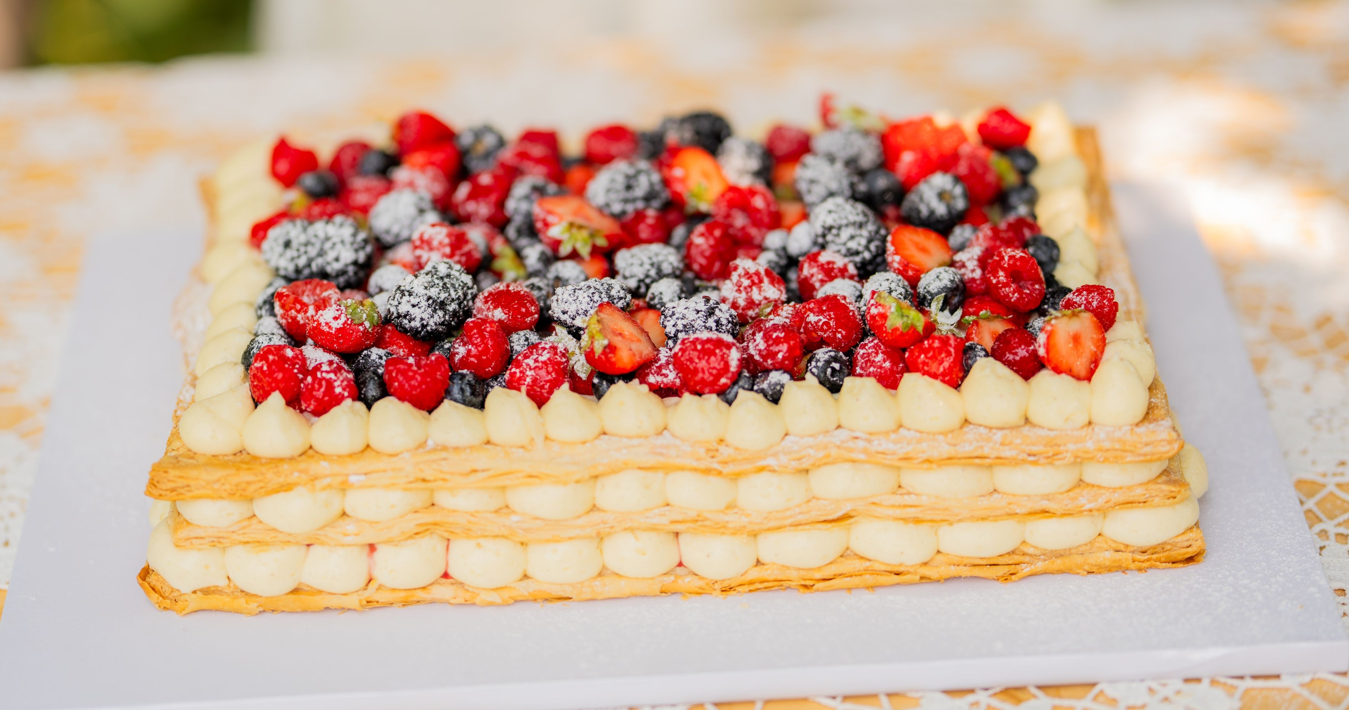 Italiaanse bruidstaart millefoglie met gelaagd bladerdeeg, Zwitserse room en vers rood fruit
