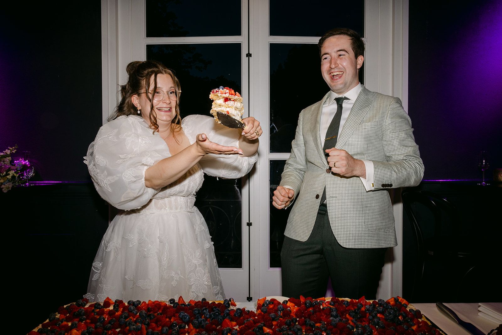 Charlotte en Gijs met een Italiaanse millefoglie bruidstaart op hun bruiloft