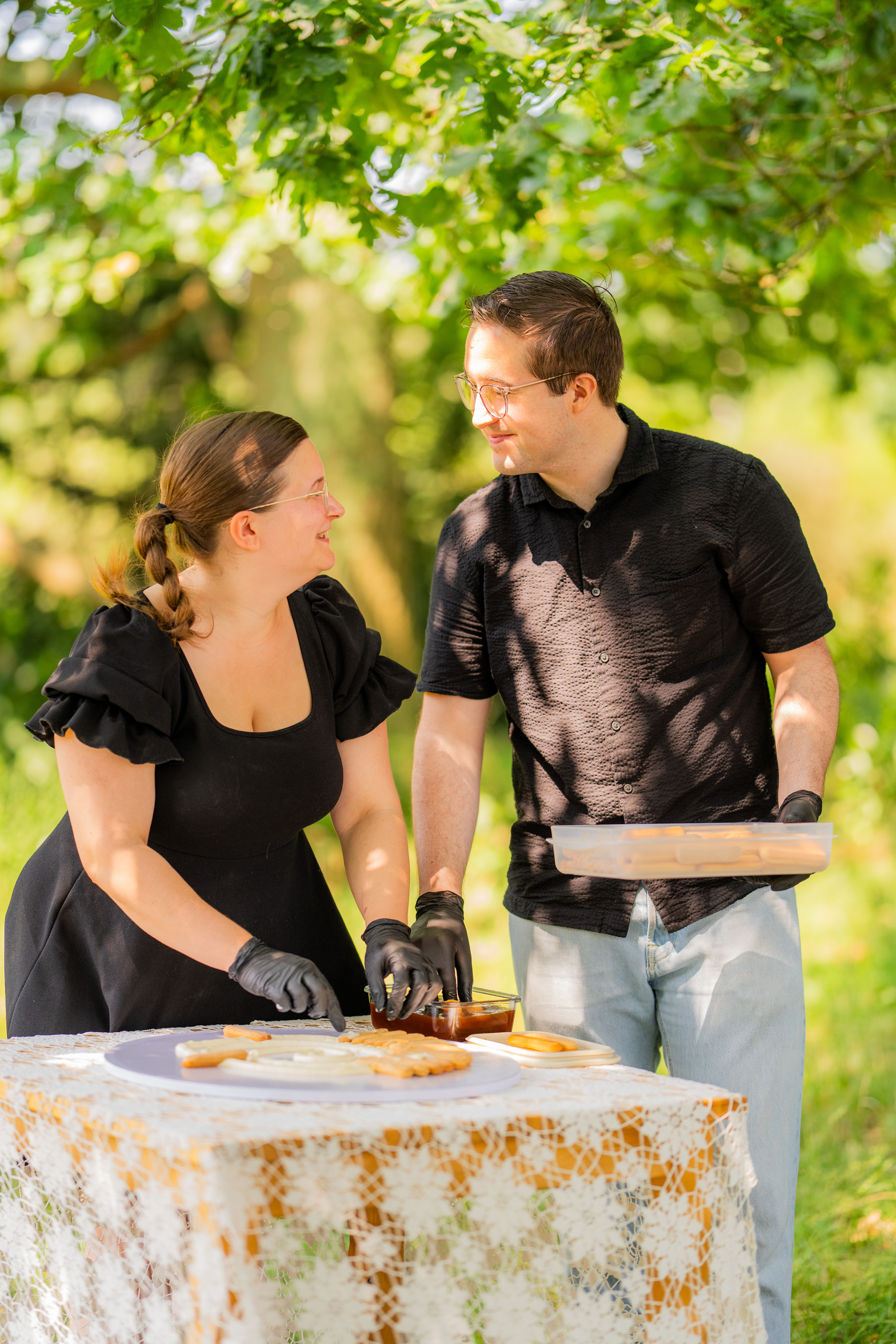 Charlotte en Gijs bouwen ter plekke een verse tiramisu taart op met lange vingers en koffie